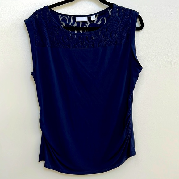 NEW YORK & CO Top L Navy Blue Blouse Embroidery Lace Gathered Sides Stretch - Picture 1 of 3